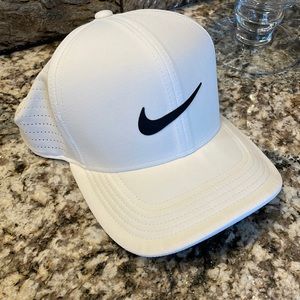 Nike Dri-Fit Classic 99 M/L Swoosh Flex white